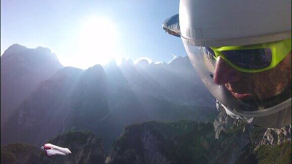 翼装飞行员飞过山脉和悬崖的视角