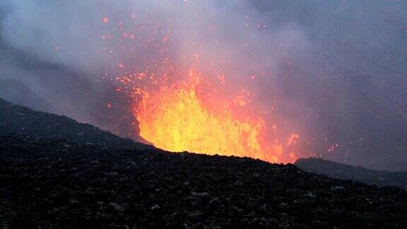 俄罗斯堪察加的托尔巴基克活火山喷发