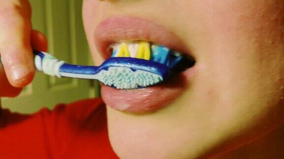 青少年前刷牙和使用牙线