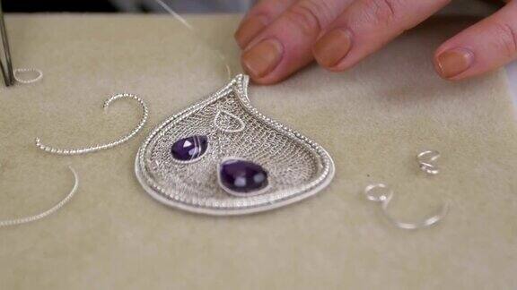 一种用金属丝编织珠宝的技术用来装配宝石和零件
