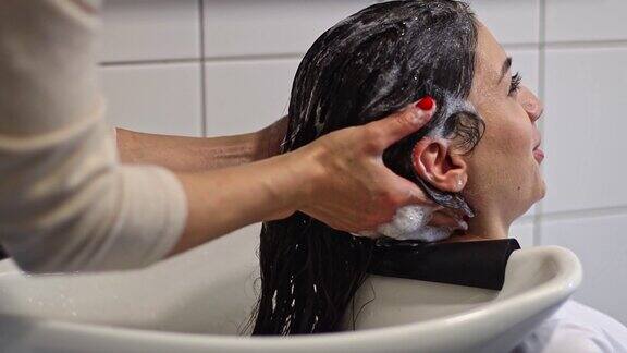 理发师为客户洗头