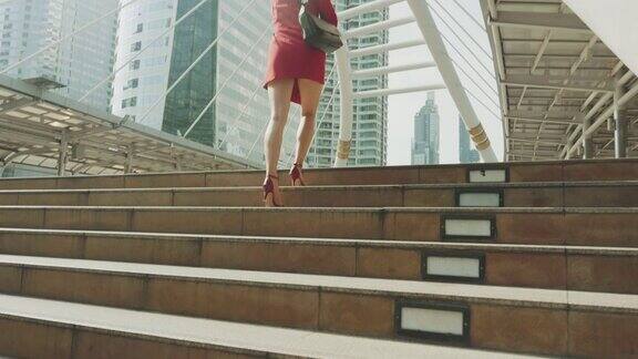 近距离的女人的腿上的楼梯在城市-股票视频