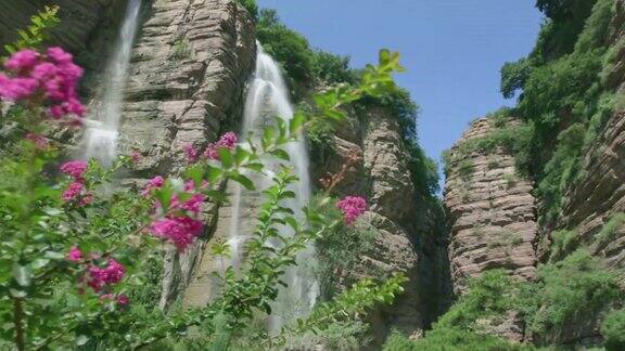 春花大瀑布空中跟随瀑布从高高的悬崖上倾泻而下