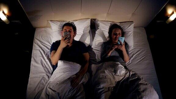 一个男人和一个女人在床上看书的特写4k