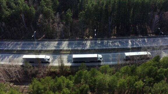 高速公路的鸟瞰图高速公路上的卡车白色半挂车