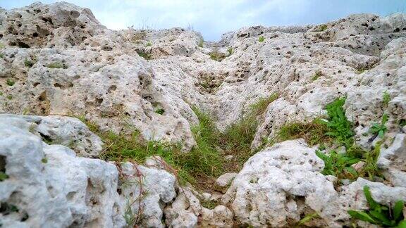 近距离观察意大利锡拉库萨希腊剧院的白色岩石