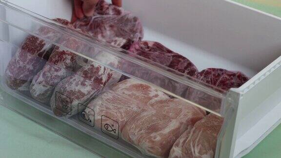 碎肉牛肉和火鸡柳在冰箱里
