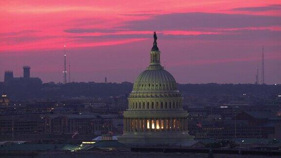 日落时美国国会大厦圆顶的鸟瞰图