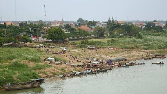 上午鱼市位于镇旁边的河堤上乘船来卖新鲜捕获的鱼的渔民