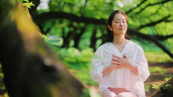 女人在大自然中冥想