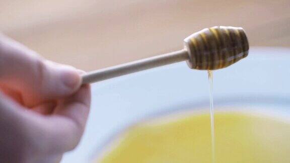 手握勺倒入蜂蜜