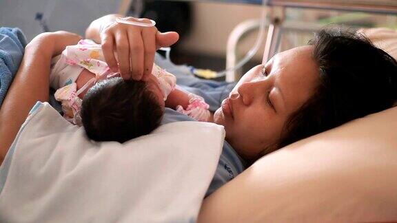 新生儿躺在母亲的胸口