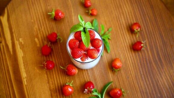香甜的自制酸奶配新鲜成熟的草莓