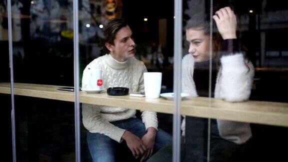 一对年轻夫妇在咖啡馆里发生冲突