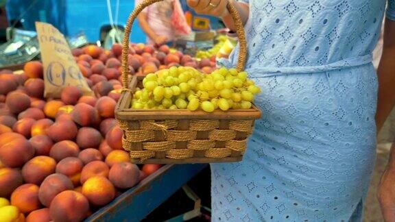 在街头小贩买水果