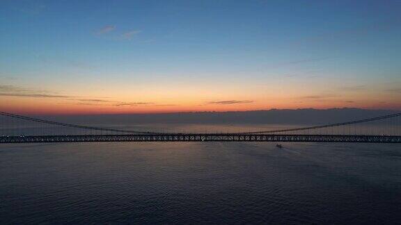 空中明石海峡大桥在晨光中僵直