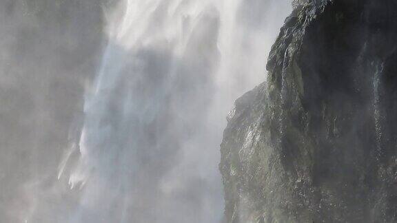 瀑布与水喷雾气溶胶喷雾小水滴