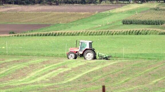拖拉机在耕地上工作
