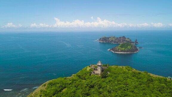 灯塔在蓝色海边的小山上