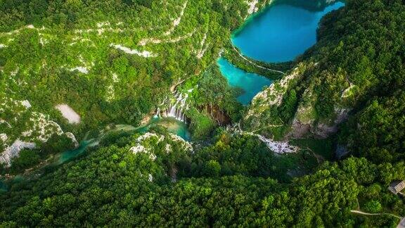 天线:带有瀑布和周围森林的Plitvice湖