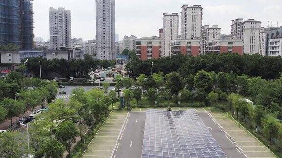 以太阳能电池板为屋顶的电动汽车充电站鸟瞰图