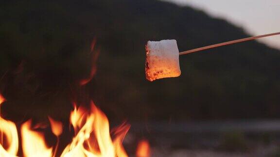篝火上烤着棉花糖