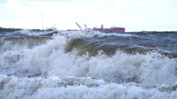 恶劣天气下的暴风雨海浪气旋飓风风慢镜头大海海水大浪海浪溅海滩