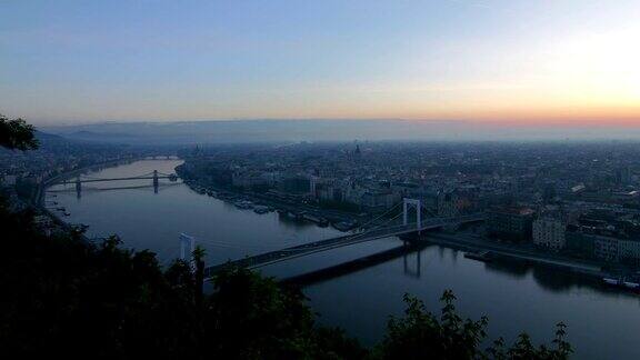 日出时布达佩斯的时间流逝