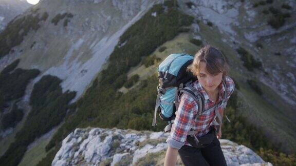 一个年轻的女人在山里徒步旅行的特写镜头