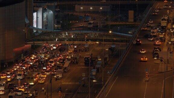 交通堵塞晚上试图离开谢列梅捷沃机场的汽车