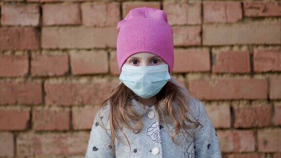 美丽的女孩戴着医用口罩应对新冠肺炎疫情生命健康安全理念、N1H1冠状病毒、病毒防护