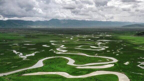 黄河在甘南草原上蜿蜒流过