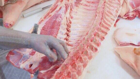 屠夫在切割车间的肉类加工厂切猪肉