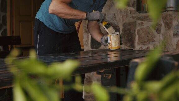 SLOMOMan油漆户外家具的木质表面