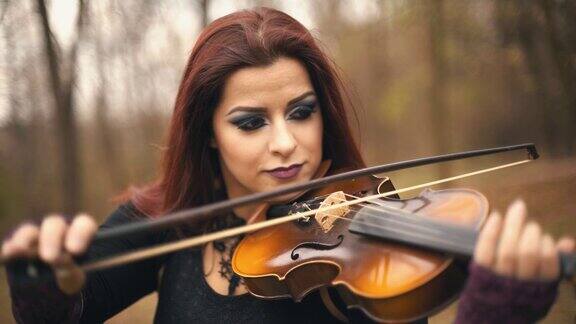 在大自然中演奏小提琴的女人