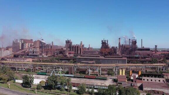 冶金厂配有高炉无人机的鸟瞰图