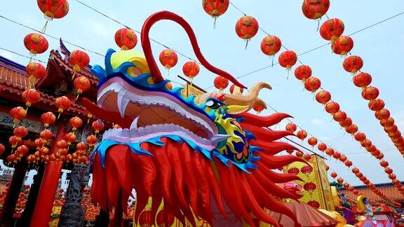龙和中国灯笼装饰在神龛为中国新年