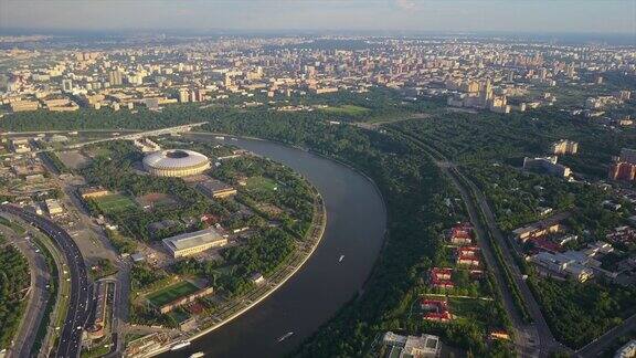 俄罗斯晴朗的傍晚莫斯科著名体育场尘土飞扬的河流空中全景4k