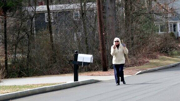 一位老年妇女在街上散步和跳舞