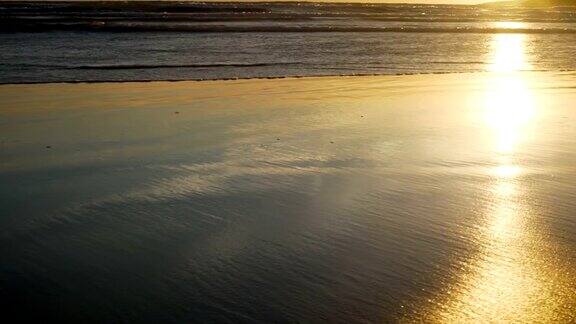 海滩上日落时的海浪