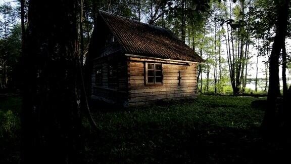 日出时斯维尔湖附近树林里的老木屋