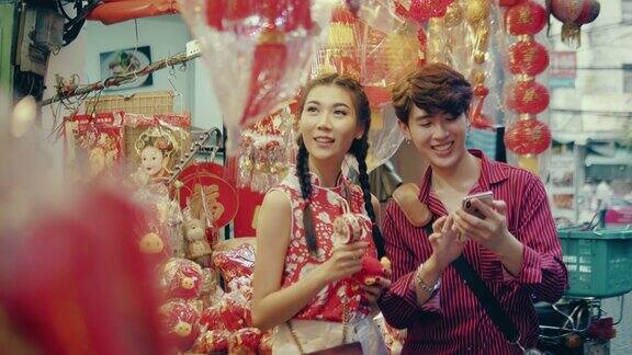 中国夫妇在街头市场购物