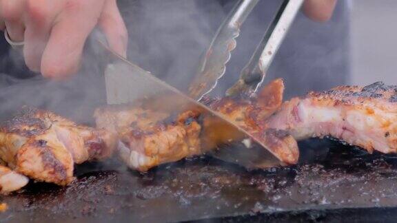 慢动作:厨师用刀在火盆上准备多汁的肉排