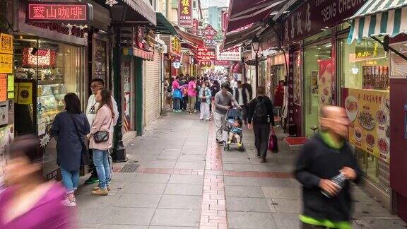 中国澳门氹仔美食街的延时步行者