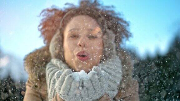 SLOMO女人吹雪到空中
