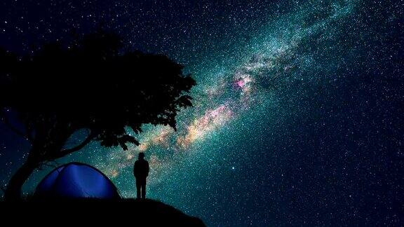 那男人和女人站在树旁映衬着星空时间流逝