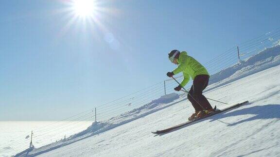 滑雪者享受第一个跑道上的新训练的雪道