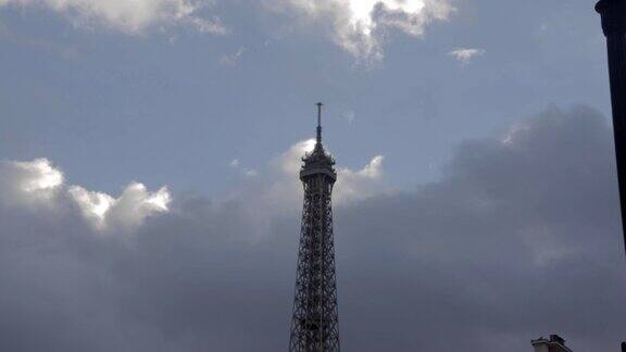 在一个夏日的下午巴黎的埃菲尔铁塔矗立在蓝天下云朵密布4k