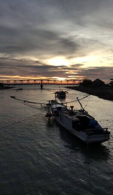 落日背景的渔船
