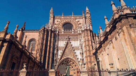 阳光塞维利亚大教堂入口视图4k时间流逝西班牙